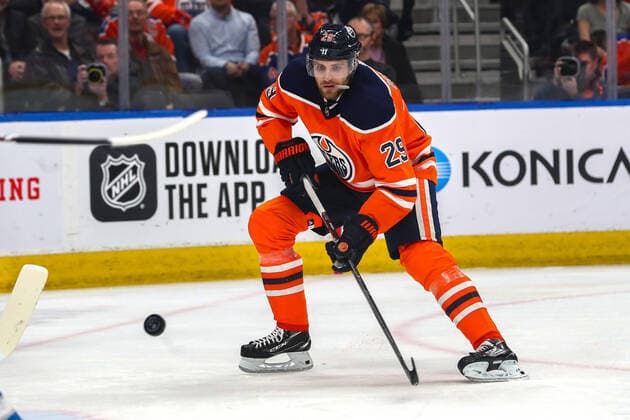 Sport Bilder des Tages EDMONTON, AB - MARCH 11: Edmonton Oilers Center Leon Draisaitl (29) shoots a loose puck in the first period during the Edmonton Oilers game versus the Winnipeg Jets on March 11, 2020 at Rogers Place in Edmonton, AB.(Photo by Curtis Comeau Icon Sportswire) NHL, Eishockey Herren, USA MAR 11 Jets at Oilers Icon110320008