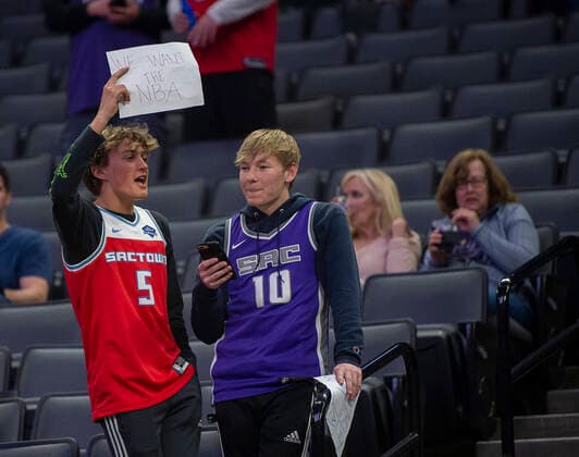 March 11, 2020, Sacramento, CA, USA: Sacramento Kings fans hold sign at the Golden 1 Center on Wednesday, March 11, 2020 in Sacramento after the NBA, Basketball Herren, USA suspends season after JazzÃ¢â‚¬â ¢s Rudy Gobert tests positive for coronavirus. Sacramento USA - ZUMAj89_ 20200311_zaf_j89_015 Copyright: xPaulxKitagakixJr.x