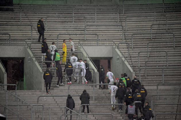 11.03.2020, Fussball GER, Saison 2019 2020, 1. Bundesliga, 21. Spieltag, Nachholspiel, Borussia Moenchengladbach - 1. FC Koeln, Gladbachs Spieler gehen nach dem Sieg aus dem Stadion zu ihren feiernden Fans vor dem Stadion Moenchengladbach Nordrhein Westfalen Deutschland *** 11 03 2020, Football GER, Season 2019 2020, 1 Bundesliga, 21 Matchday, Catch-up game, Borussia Moenchengladbach 1 FC Koeln, Gladbachs players leave the stadium after the victory to their celebrating fans in front of the stadium Moenchengladbach Nordrhein Westfalen Germany Team2