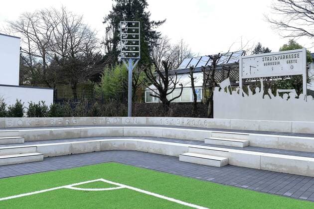 Place of remembrance of the Bökelberg Stadium on 11 03 2020 in Mönchengladbach The Bökelberg Stadium was a football stadium in the North Rhine-Westphalian city of Mönchengladbach It was the home ground of the Borussia Mönchengladbach football club until the end of the 2003 04 Bundesliga season xRx