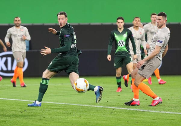 Bilder des Jahres 2020, Sport 03 März Sport Themen der Woche KW11 Sport Bilder des Tages Wolfsburg, Deutschland. 12.03.2020, FUßBALL - VfL Wolfsburg vs Shakhtar Donetsk, Europa League, Achtelfinale, Saison 2019 20, Volkswagen Arena. Bild zeigt: Wout Weghorst (VfL Wolfsburg), Serhii Kryvtsov (Shakhtar Donetsk) Foto: VfL Wolfsburg Darius Simka- Poolfotos VfL Wolfsburg keine kommerzielle Nutzung erlaubt-Free For Editorial Use VfL vs Shakhtar Donetsk, EL RS24-DSA-20130810