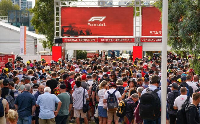 motor racing, Motorsport F1 GRAND PRIX, Spectators queue at the gate to gain entry ahead of the Formula 1 Australian Grand Prix 2020 at the the Albert Park Circuit in Melbourne, Friday, March 13, 2020. ( NO ARCHIVING, EDITORIAL USE ONLY, NO USE IN BOOKS WITHOUT CONSENT MELBOURNE VIC AUSTRALIA  Copyright: xSCOTTxBARBOURx 20200313001456312151