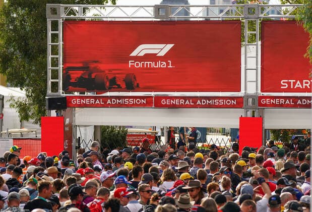motor racing, Motorsport F1 GRAND PRIX, Spectators queue at the gate to gain entry ahead of the Formula 1 Australian Grand Prix 2020 at the the Albert Park Circuit in Melbourne, Friday, March 13, 2020. ( NO ARCHIVING, EDITORIAL USE ONLY, NO USE IN BOOKS WITHOUT CONSENT MELBOURNE VIC AUSTRALIA  Copyright: xSCOTTxBARBOURx 20200313001456312420