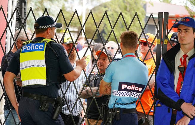 motor racing, Motorsport F1 GRAND PRIX, Spectators react as they wait at the gate before being told that the Australian Grand Prix has officially been cancelled ahead of the Formula 1 Australian Grand Prix 2020 at the the Albert Park Circuit in Melbourne, Friday, March 13, 2020. ( NO ARCHIVING, EDITORIAL USE ONLY, NO USE IN BOOKS WITHOUT CONSENT MELBOURNE VIC AUSTRALIA  Copyright: xSCOTTxBARBOURx 20200313001456321747