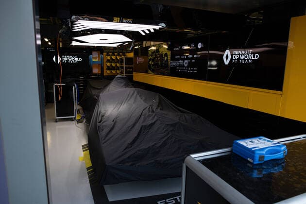 Covered Renault car in the pits, Formula 1, Australian Grand Prix, Albert Park Circuit Melbourne, race cancellation, 13 03 2020 Formula 1, Australian Grand Prix, Albert Park Circuit Melbourne, race cancellation, 13 03 2020 Melbourne Copyright: xMemmlerx Eibner-Pressefotox EP_mmr