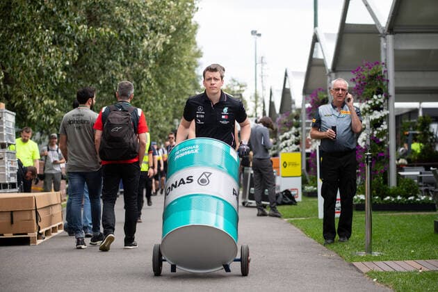 Mercedes employee dismantles in paddock, Formula 1, Australian Grand Prix, Albert Park Circuit Melbourne, race cancellation, 13 03 2020 Formula 1, Australian Grand Prix, Albert Park Circuit Melbourne, race cancellation, 13 03 2020 Melbourne Copyright: xMemmlerx Eibner-Pressefotox EP_mmr