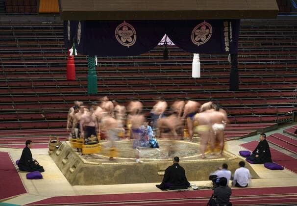Sumo: Spring tournament without fans Sumo wrestlers perform a ring-entering ceremony during the Spring Grand Sumo Tournament at an empty Edion Arena Osaka on March 12, 2020. The tournament has been held behind closed doors due to the coronavirus outbreak. 