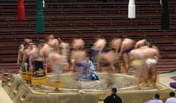 Coronavirus, Sumo, Frühlingsturnier in Osaka vor leeren Rängen Sumo: Spring tournament without fans Sumo wrestlers perform a ring-entering ceremony during the Spring Grand Sumo Tournament at an empty Edion Arena Osaka on March 12, 2020. The tournament has been held behind closed doors due to the coronavirus outbreak. 