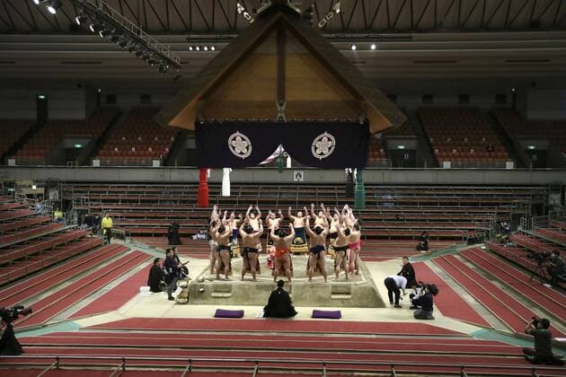 Coronavirus, Sumo, Frühlingsturnier in Osaka vor leeren Rängen Sport Bilder des Tages Sumo: Spring tournament without fans Sumo wrestlers perform a ring-entering ceremony during the Spring Grand Sumo Tournament at an empty Edion Arena Osaka on March 12, 2020. The tournament has been held behind closed doors due to the coronavirus outbreak. 