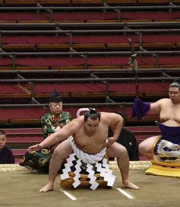 Coronavirus, Sumo, Frühlingsturnier in Osaka vor leeren Rängen Sumo: Spring tournament without fans Grand champion Kakuryu performs a ring-entering ceremony during the Spring Grand Sumo Tournament at an empty Edion Arena Osaka on March 12, 2020. The tournament has been held behind closed doors due to the coronavirus outbreak. 