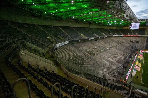 Die Spieler machen sich vor den leeren Tribuenen warm, Tribünen, leer, Feature, allgemein, Randmotiv, Fussball 1. Bundesliga, 21. Spieltag, Borussia Moenchengladbach (MG) - 1.FC Koeln (K) 2:1, am 11.03.2020 in Moenchengladbach Deutschland. Â *** The players warm up in front of the empty stands, stands, empty, feature, general, edge motif, Football 1 Bundesliga, 21 matchday, Borussia Moenchengladbach MG 1 FC Koeln K 2 1, on 11 03 2020 in Moenchengladbach Germany Â