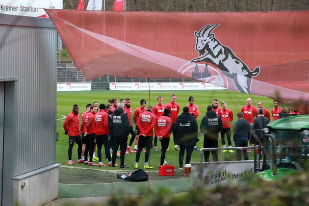 Sport 1 FC Köln Training front from right Alexander Wehrle, Horst Heldt, both 1 FC Köln during the address to the team at the start of training in the Franz Kremer Stadium The players are informed here about the cancellation of the match day 13 03 2020