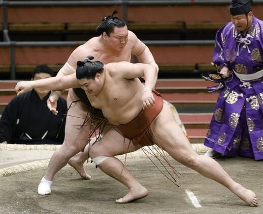 Coronavirus, Sumo, Frühlingsturnier in Osaka vor leeren Rängen Sumo: Spring tournament without fans Grand champion Hakuho (top) defeats Abi on the eighth day of the Spring Grand Sumo Tournament at an empty Edion Arena Osaka on March 15, 2020. The tournament has been held behind closed doors due to the coronavirus outbreak. 