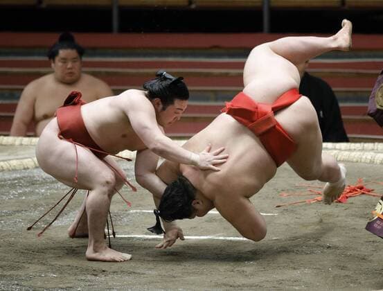 Coronavirus, Sumo, Frühlingsturnier in Osaka vor leeren Rängen Sumo: Spring tournament without fans Enho (L) defeats Onosho on the eighth day of the Spring Grand Sumo Tournament at an empty Edion Arena Osaka on March 15, 2020. The tournament has been held behind closed doors due to the coronavirus outbreak. 