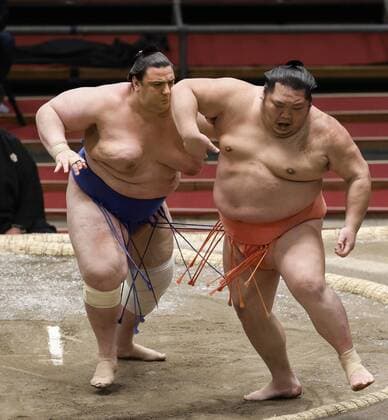 Coronavirus, Sumo, Frühlingsturnier in Osaka vor leeren Rängen Sumo: Spring tournament without fans Aoiyama (L) defeats Chiyotairyu on the ninth day of the Spring Grand Sumo Tournament at an empty Edion Arena Osaka on March 16, 2020. The tournament has been held behind closed doors due to the coronavirus outbreak. 