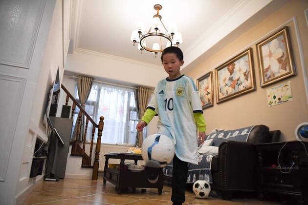 Sport Bilder des Tages (200316) -- CHANGSHA, March 16, 2020 -- Lu Shu, Wu Yu s son, juggles the ball with his new jersey on at home in Changsha, central China s Hunan Province on March 16, 2020. Wu Yu is a nurse from the third batch of medical teams from Xiangya Hospital to the coronavirus-hit Hubei Province. After a busy day on duty on March 8, Wu was asked if she had a wish for Women s Day, and gave what she felt was an ambitious response. I believe a jersey from Messi would definitely encourage my boy to become a member of the national youth training team, she said. The official Weibo account of Argentina s national football team responded on the very night and sent the gift to Lu Shu on March 16 to make her wish come true. ) (SP)CHINA-CHANGSHA-COVID-19-MESSI S JERSEY (CN) XuexYuge 