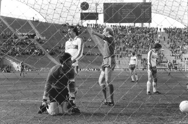 FC Bayern Muenchen SV Werder Bremen 7 0 12 03 1980 Disappointed Bremeners n d 6 0 by Dieter Hoeness FCB middle V l Goalkeeper Dieter Burdenski, Uwe Reinders and Benno Möhlmann HM