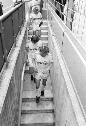 VFL Bochum SV Werder Bremen 5 2 31 05 1980 Long faces at the relegation Werder from the front Benno Moehlmann, Uwe Reinders and Juergen Roeber go down the stairs HM