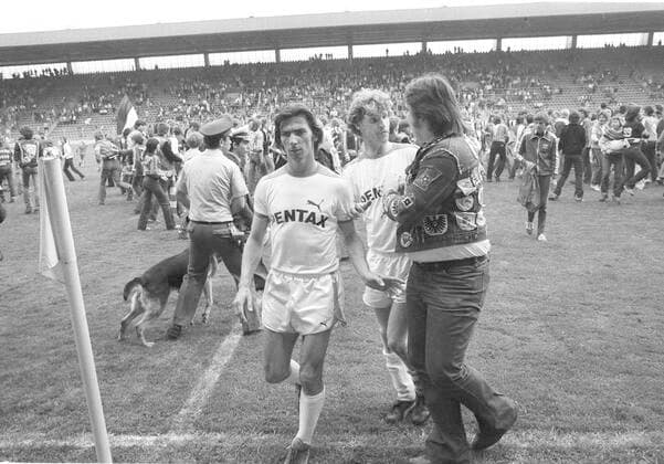 VFL Bochum SV Werder Bremen 5 2 31 05 1980 Franz Hiller left and Hans Jürgen Offermanns with fan, both Werder Bremen, after the final whistle on the way to the cabin HM