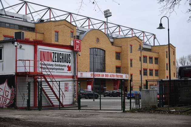 Football, men, season 2019 2020, 1 Bundesliga, 1 FC Union Berlin in the phase of the Coronavirus game break, locked gate to the stadium An der Alten Försterei with instructions on hygiene, 20 03 2020, Copyright: xMatthiasxKochx