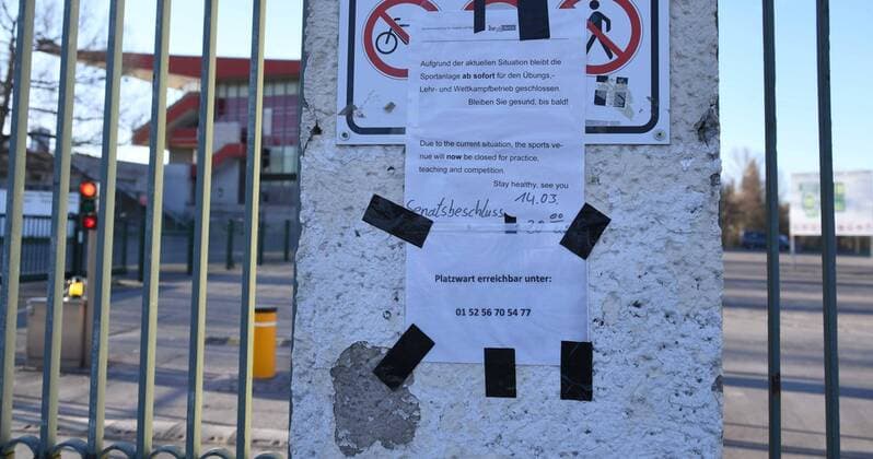 Berlin in the phase of the coronavirus crisis, in the picture the Jahn Sportpark is closed because of the corona pandemic, the gate is closed, 21 03 2020, Copyright: xMatthiasxKochx