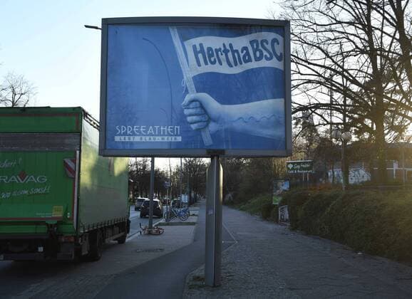 Berlin in the phase of the coronavirus crisis, in the picture notice board in Wedding, Hertha BSC started the campaign Spreeathen lebt blau weiß before the cancelled derby against 1 FC Union Berlin, the campaign was nevertheless carried out, 21 03 2020, Copyright: xMatthiasxKochx