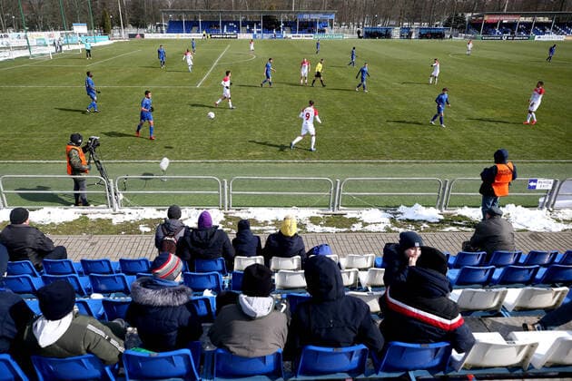 Sport Bilder des Tages MINSK REGION, BELARUS - MARCH 22, 2020: Fans watch a 2020 Belarusian Football Cup match between FC Slutsk and Slavia Mazyr at the City Stadium in the town of Slutsk. The Belarusian Football Federation has decided not to cancel the new season of the tournament amid the COVID-19 coronavirus pandemic. Natalia Fedosenko TASS  TS0D306F