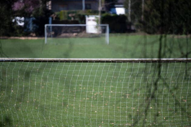 Das Coronavirus (Covid-19) verursacht Veranstaltungsabsagen von beispielsweise Fußballspielen im Profi- und Amateursport auf unbestimmte Zeit mit vielen Auswirkungen, im Bild: Ein gesperrter und leerer Sportplatz mit Fußballtoren. Deutschland *** The corona virus Covid 19 causes events such as professional and amateur soccer matches to be cancelled indefinitely, with many consequences, in the picture A blocked and empty sports field with soccer goals Germany