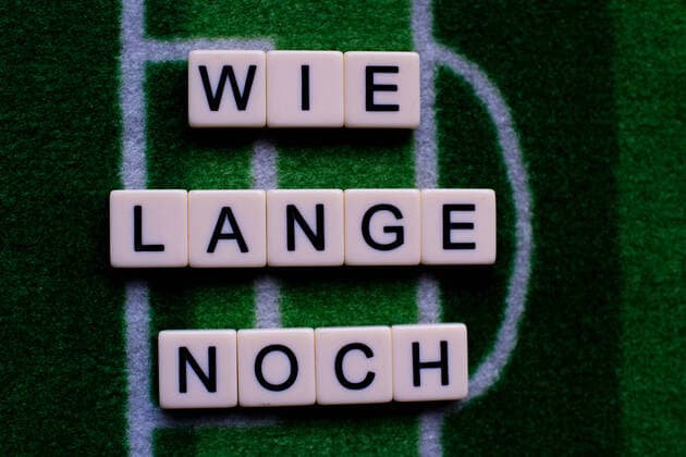 The corona virus Covid 19 causes events such as Bundesliga soccer matches to be cancelled indefinitely and has many consequences, in the picture The question How long will a soccer carpet in Germany