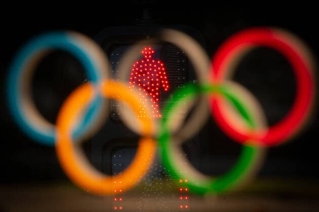 Bilder des Jahres 2020, Sport 03 März Sport Themen der Woche KW13 In this multi-exposure picture, the Olympic rings and red light are seen in Tokyo, Japan on March 25, 2020, a day after the Tokyo 2020 Olympic and Paralympic Games postponement was announced due to the coronavirus outbreak. Noxthirdxpartyxsales (98467652st)