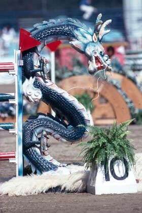 Dtail eines Hindernisses bei Springreiten der Sommer-Olympiade Seoul 88 mit schönen fernöstlichen Ornamenten wie sie vielleicht auch bei der Olympiade Tokyo 2021 bewundert werden können *** Dtail of an obstacle at show jumping of the Summer Olympics Seoul 88 with beautiful far eastern ornaments as they can be admired perhaps also at the Olympics Tokyo 2021