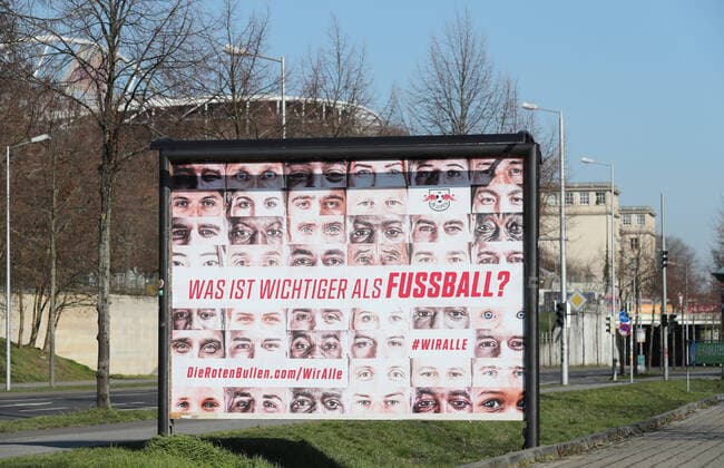 Bilder des Jahres 2020, Sport 03 März Sport Themen der Woche KW13 Sport Bilder des Tages RBL - Wir alle Leipzig, 26.03.2020, RB Leipzig Solidarität in der Coronakrise. Was ist wichtiger als Fussball? Wir alle!. Die Gesundheit aller geht vor - Kampagne von Fußball-Bundesligist RasenBallsport Leipzig. , Im Bild: Wiralle - Plakat. Im Hintergrund die Red Bull Arena. , *** RBL Wir alle Leipzig, 26 03 2020, RB Leipzig Solidarity in the Corona Crisis What is more important than football We all The health of all goes before the campaign of football Bundesliga club RasenBallsport Leipzig , In the picture Wiralle poster In the background the Red Bull Arena ,