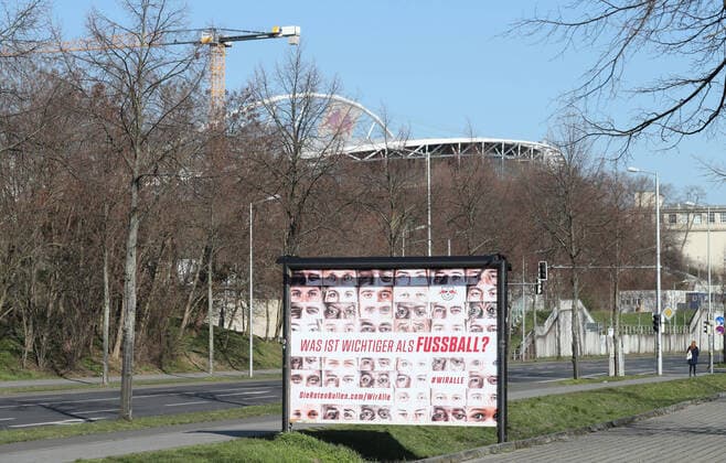 RBL Wir alle Leipzig, 26 03 2020, RB Leipzig Solidarity in the Corona Crisis What is more important than football We all The health of all goes before the campaign of football Bundesliga club RasenBallsport Leipzig , In the picture Wiralle poster In the background the Red Bull Arena ,