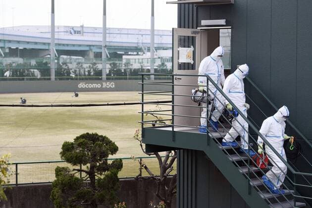 Sport Bilder des Tages Hanshin Tigers player to take coronavirus test Officials in protective gear prepare to disinfect facilities for the Hanshin Tigers in Nishinomiya, Hyogo Prefecture, western Japan, on March 26, 2020 after one of its players developed symptoms of the new coronavirus. The Nippon Professional Baseball team said he will take a virus test. 