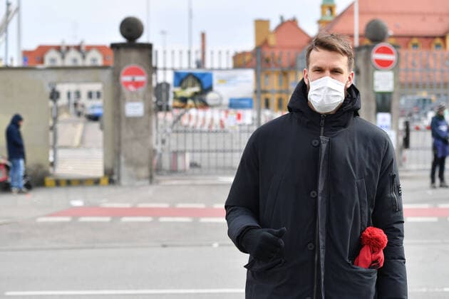 DANILO BARTHEL FCB is standing with face mask,Protective mask at the entrance to the wholesale market in Munich FC Bayern Muenchen Basketball helps the Muenchener Tafel on 26 03 2020 at the wholesale market in Munich