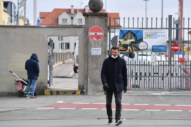 Marko PESIC managing director stands face mask,Protective mask at the entrance to the wholesale market in Munich FC Bayern Muenchen Basketball helps the Muenchener Tafel on 26 03 2020 at the wholesale market in Munich