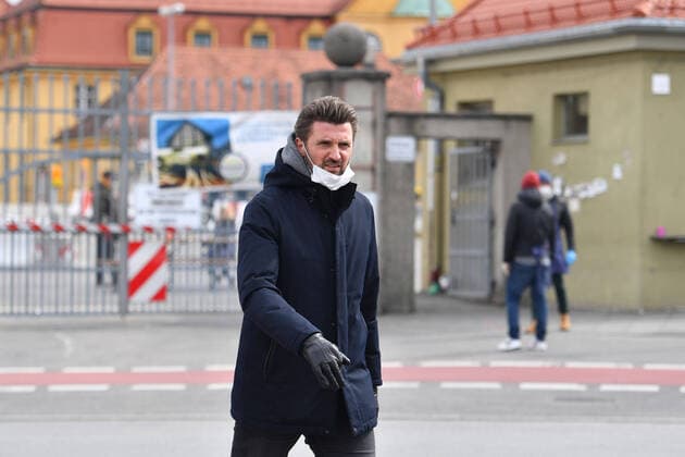 Marko PESIC managing director stands face mask,Protective mask at the entrance to the wholesale market in Munich FC Bayern Muenchen Basketball helps the Muenchener Tafel on 26 03 2020 at the wholesale market in Munich