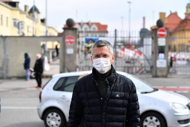 Herbert HAINER President of Bavaria Munich, face mask, protective mask in front of the entrance to the wholesale market in Munich, single picture, cut single motif, half figure,half figure FC Bayern Muenchen Basketball helps the Muenchener Tafel on 26 03 2020 in the wholesale market in Munich
