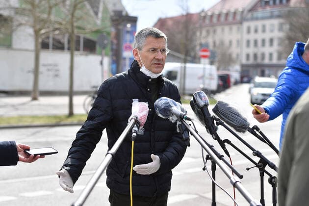 Herbert HAINER President of Bavaria Munich is wearing rubber gloves, protective gloves and faces the media representatives present with a face mask and face mask and speaks into microphones protected by plastic foil,half figure FC Bayern Muenchen Basketball helps the Muenchener Tafel on 26 03 2020 in the wholesale market in Munich