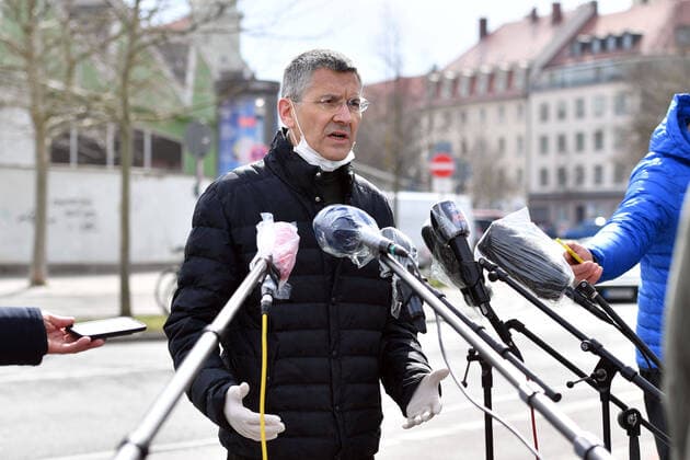 Herbert HAINER President of Bavaria Munich is wearing rubber gloves, protective gloves and faces the media representatives present with a face mask and face mask and speaks into microphones protected by plastic foil,half figure FC Bayern Muenchen Basketball helps the Muenchener Tafel on 26 03 2020 in the wholesale market in Munich