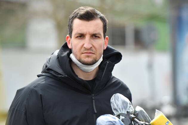 Paul ZIPSER FCB faces the present media representatives with a face mask and speaks in microphones protected with plastic film,Portrait FC Bayern Muenchen Basketball helps the Muenchener Tafel on 26 03 2020 in the wholesale market in Munich