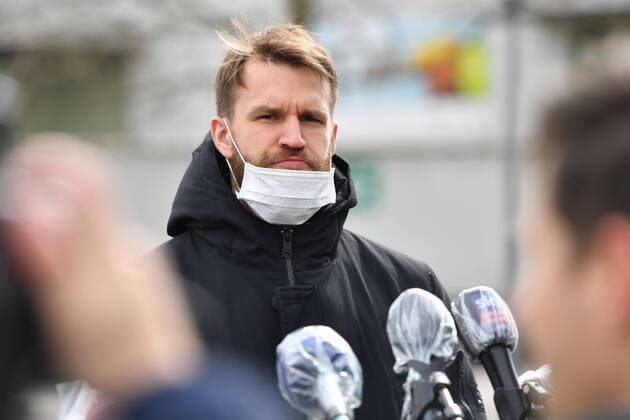 DANILO BARTHEL FCB faces the media representatives with a face mask and a face mask and speaks into microphones protected by plastic film,Portrait FC Bayern Muenchen Basketball helps the Muenchener Tafel on 26 03 2020 in the wholesale market in Munich