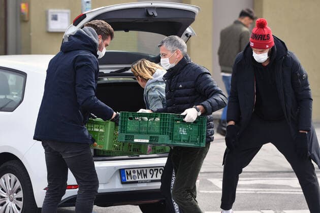 Herbert HAINER President of Bayern Muenchen,Mitte , DANILO BARTHEL FCB,re and Marko PESIC li lifting boxes of food out of a car they wear mouthguards,Protective masks FC Bayern Muenchen Basketball helps the Muenchener Tafel on 26 03 2020 at the wholesale market in Munich