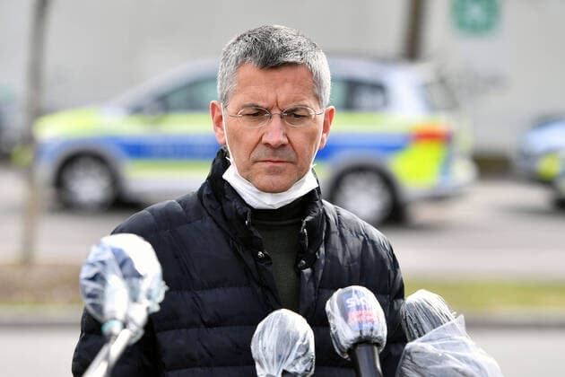 Herbert HAINER President of Bayern Muenchen faces the media representatives present wearing a face mask and a face mask and speaks into microphones protected by plastic foil,Portrait FC Bayern Muenchen Basketball helps the Muenchener Tafel on 26 03 2020 in the wholesale market in Munich