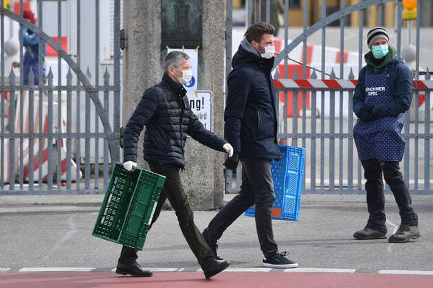 Herbert HAINER President of Bavaria Munich and Marko PESIC with empty vegetable crates Both wear face masks,Protective masks Re a helper of Muenchner Tafel FC Bayern Muenchen Basketball helps Muenchener Tafel on 26 03 2020 at the wholesale market in Munich Sven