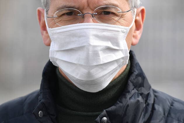 Herbert HAINER President of Bavaria Munich is wearing a face mask, a single image protective mask, a cut single motif, a portrait, a portrait,Portrait FC Bayern Muenchen Basketball helps the Muenchener Tafel on 26 03 2020 in the wholesale market in Munich