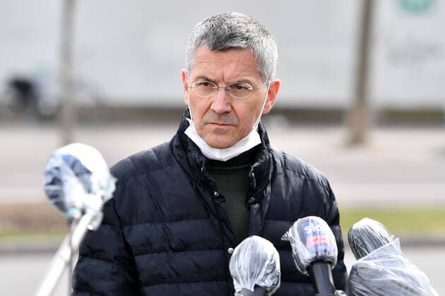 Herbert HAINER President of Bayern Muenchen faces the media representatives present wearing a face mask and a face mask and speaks into microphones protected by plastic film,Portrait FC Bayern Muenchen Basketball helps the Muenchener Tafel on 26 03 2020 in the wholesale market in Munich