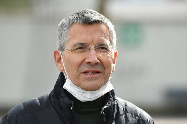 Herbert HAINER President of Bavaria Munich is wearing a face mask, a single image protective mask, a cut single motif, a portrait, a portrait,Portrait FC Bayern Muenchen Basketball helps the Muenchener Tafel on 26 03 2020 in the wholesale market in Munich