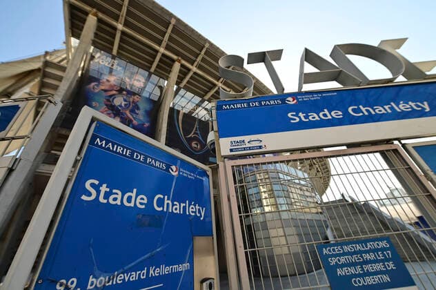 Fermeture des grands sites sportifs de Paris due a la pandemie du virus Covid19 Stade Charlety NEWS : Fermeture des grands sites sportifs de Paris - 26 03 2020 JBAutissier Panoramic 