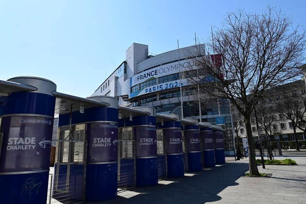 Fermeture des grands sites sportifs de Paris due a la pandemie du virus Covid19 Stade Charlety NEWS : Fermeture des grands sites sportifs de Paris - 26 03 2020 JBAutissier Panoramic 
